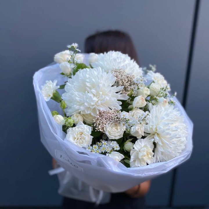 Букет хризантем и роз вайт шотс в Новороссийске