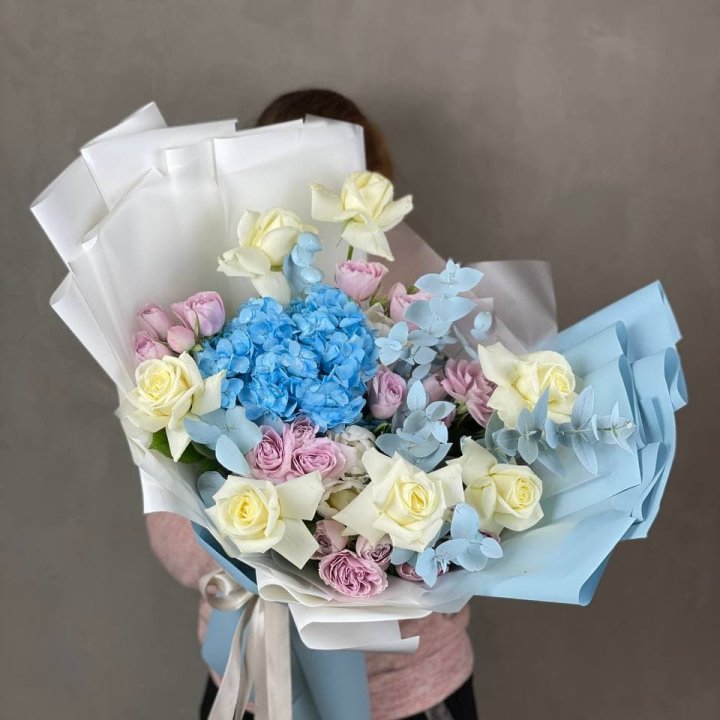 Дизайнерский букет "Блю скайфорт" в Новороссийске