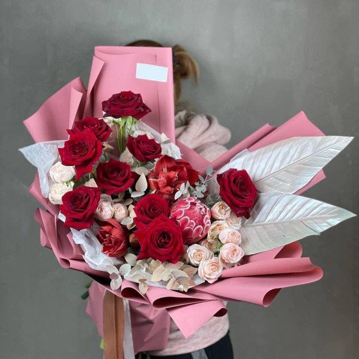 Дизайнерский букет "Ред Вильвет" в Новороссийске