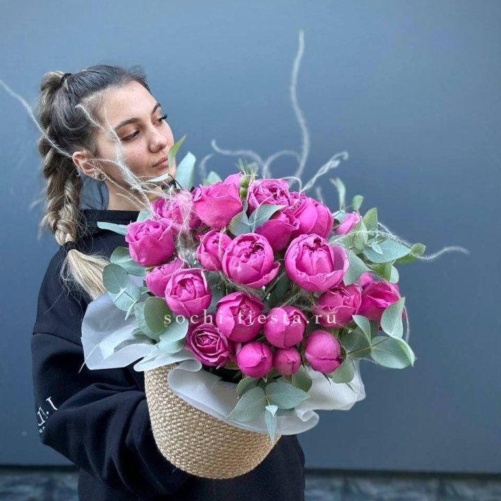 Пионовидные розы  в джутовом кашпо  в Новороссийске