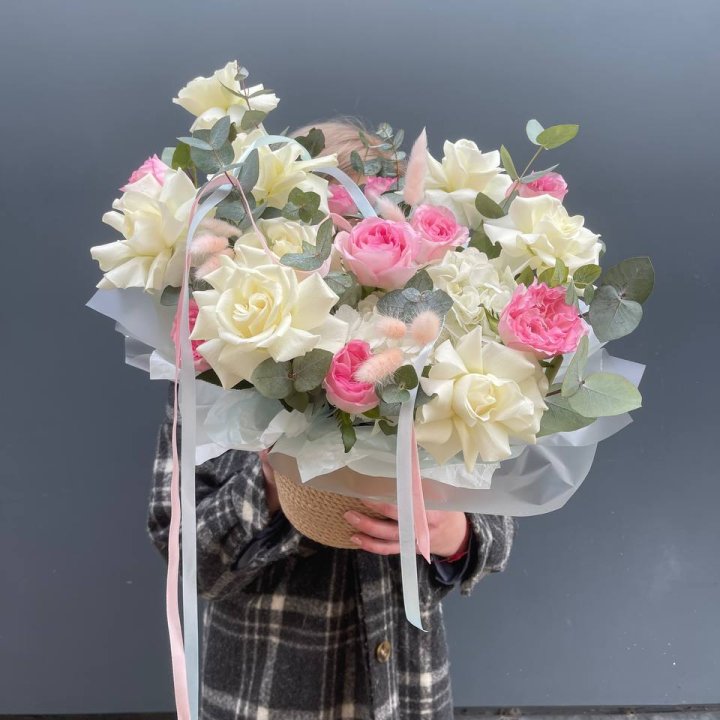 Кашпо с розами в Новороссийске