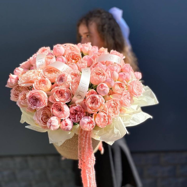 Кустовые розы Джульетта в джутовом кашпо в Новороссийске