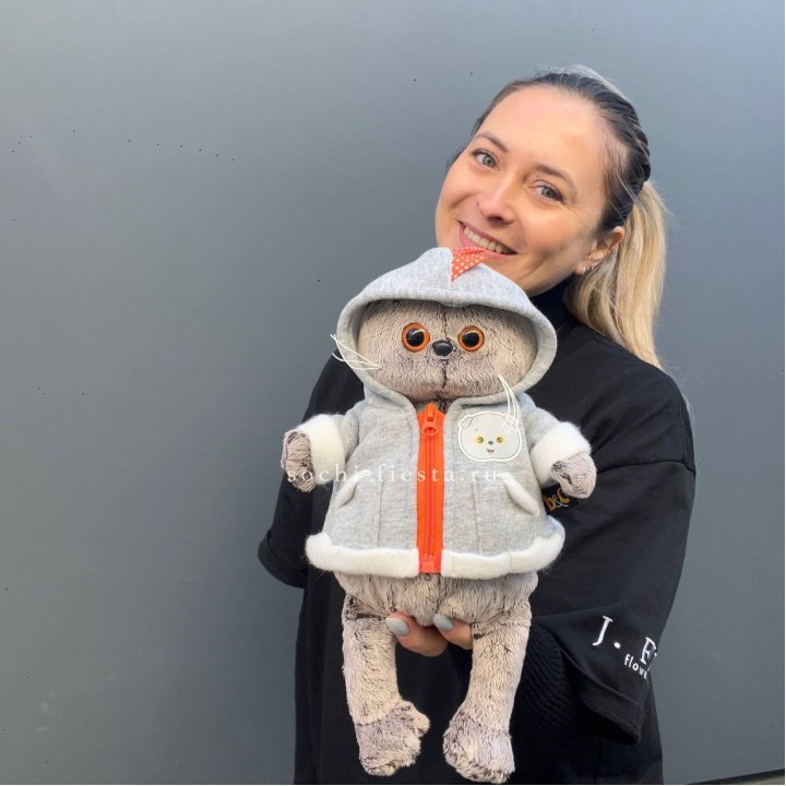 Кот Басик в толстовке в Новороссийске