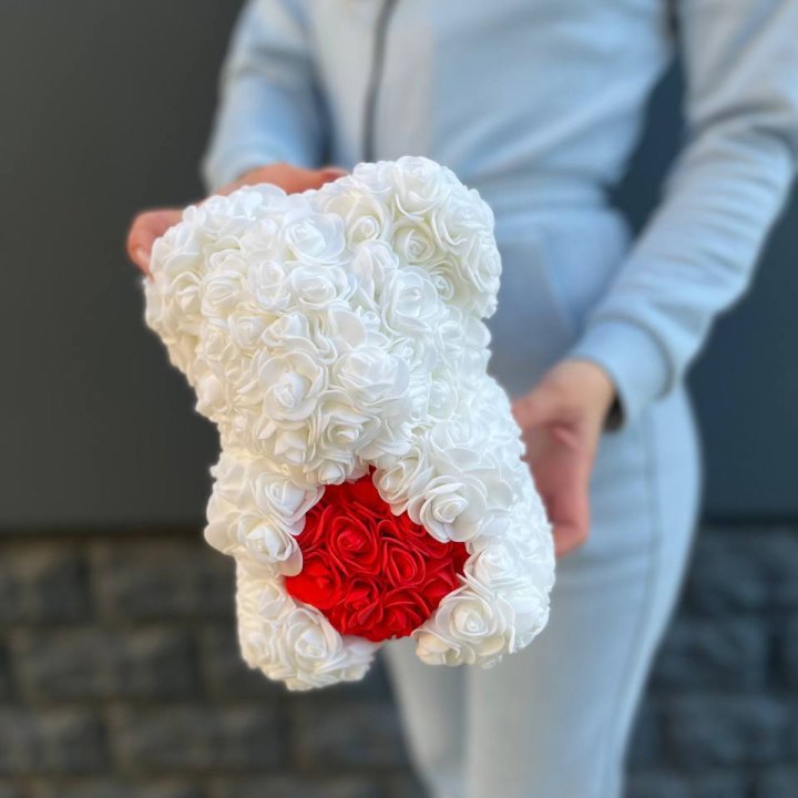 Медведь с красным седцем в Новороссийске