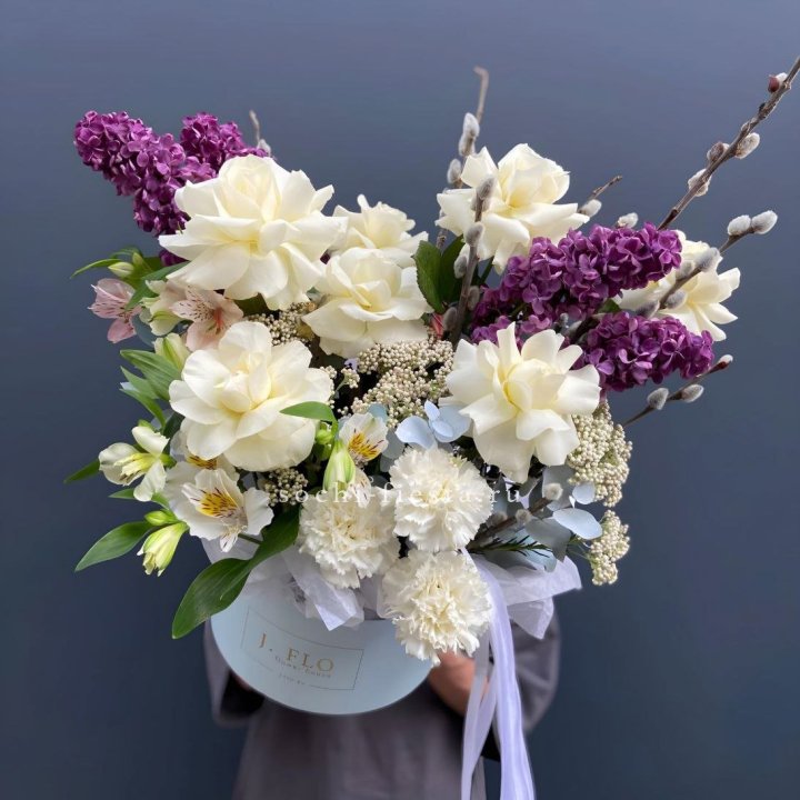 Цветочный бокс Французских роз и Сирени в Новороссийске