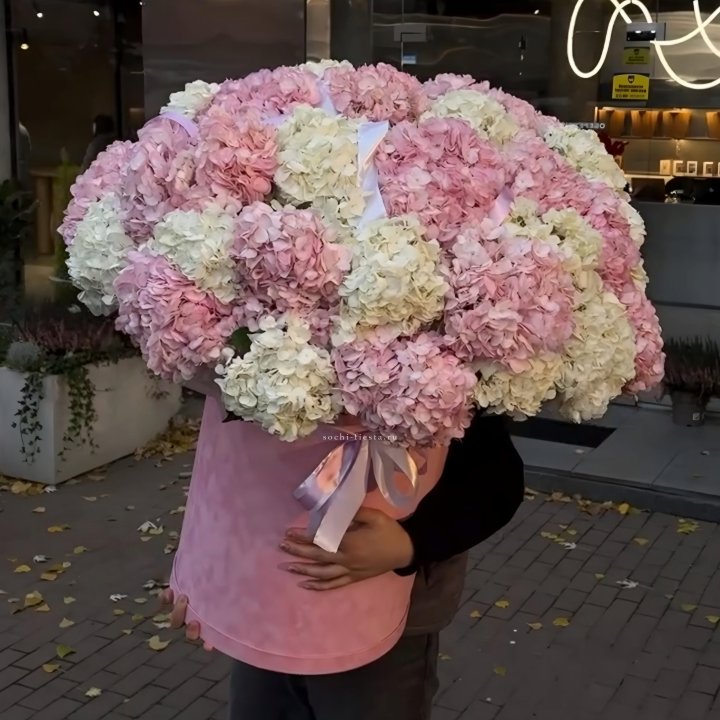 Дизайнерский цилиндр с гортензиями  в Новороссийске