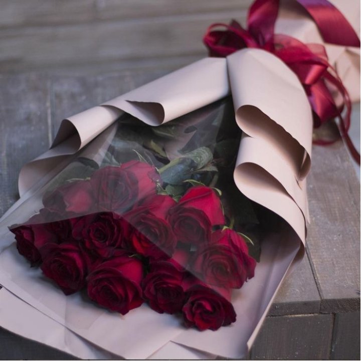 11 голландских роз в оформлении в Новороссийске
