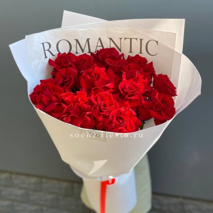 19 высоких роз в оформлении в Новороссийске