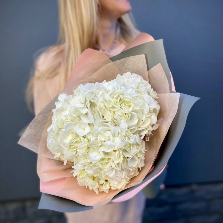 Букет из трёх белых гортензий в Новороссийске