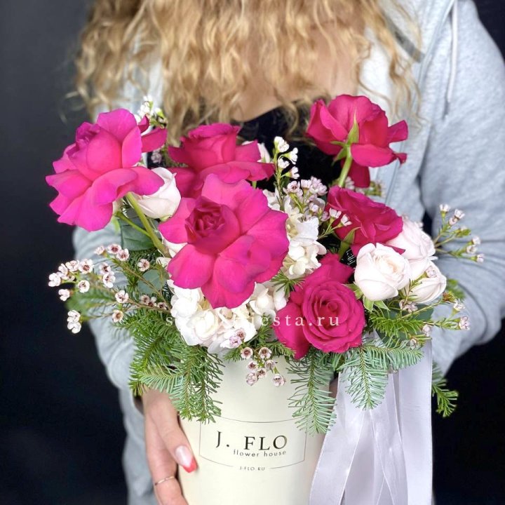 Новогодняя композиция в коробке пинк розе в Новороссийске