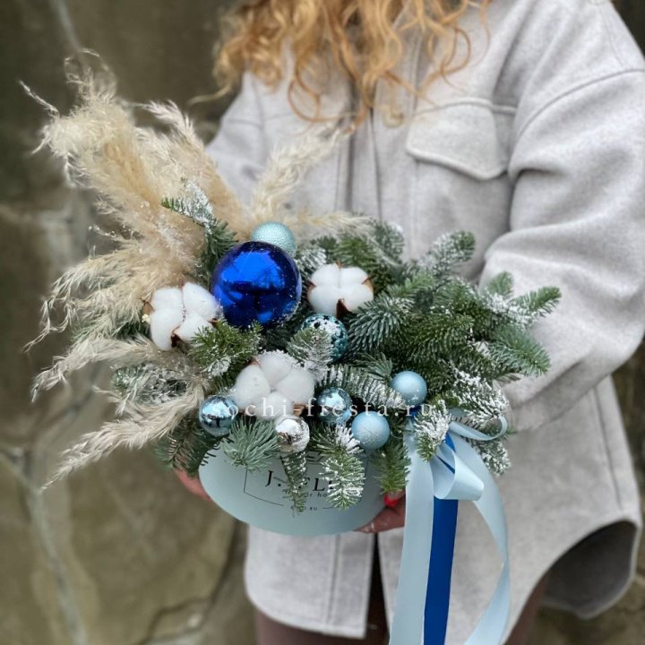 Новогодняя композиция в коробке блю в Новороссийске