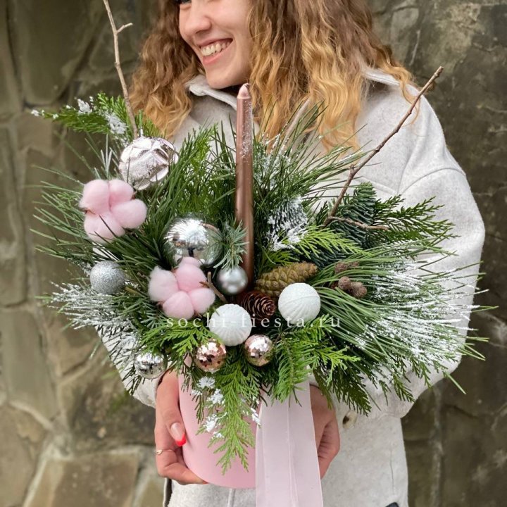 Новогодняя композиция в коробке пинк в Новороссийске