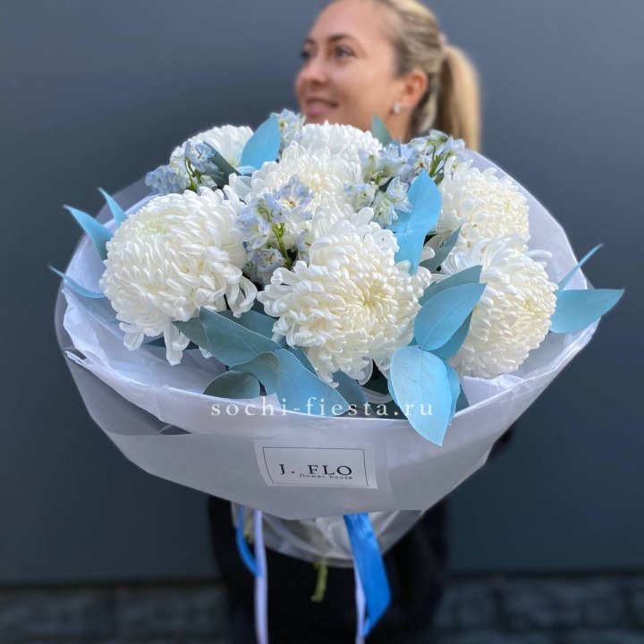 Букет хризантем Бигуди и дельфиниума  в Новороссийске