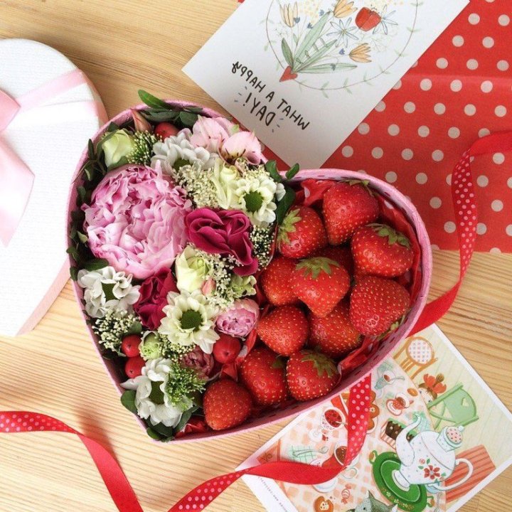 Бокс с клубникой и цветами в Новороссийске