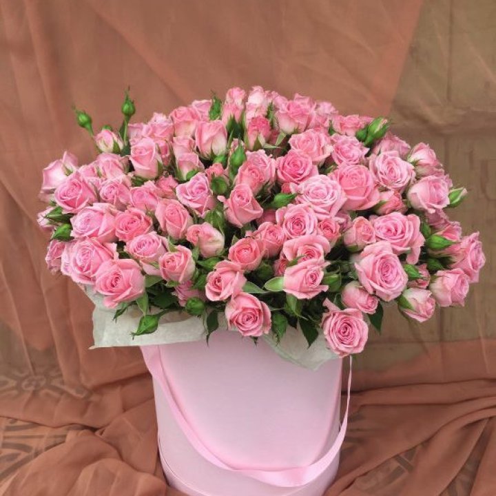 Кустовые розы в коробке в Новороссийске