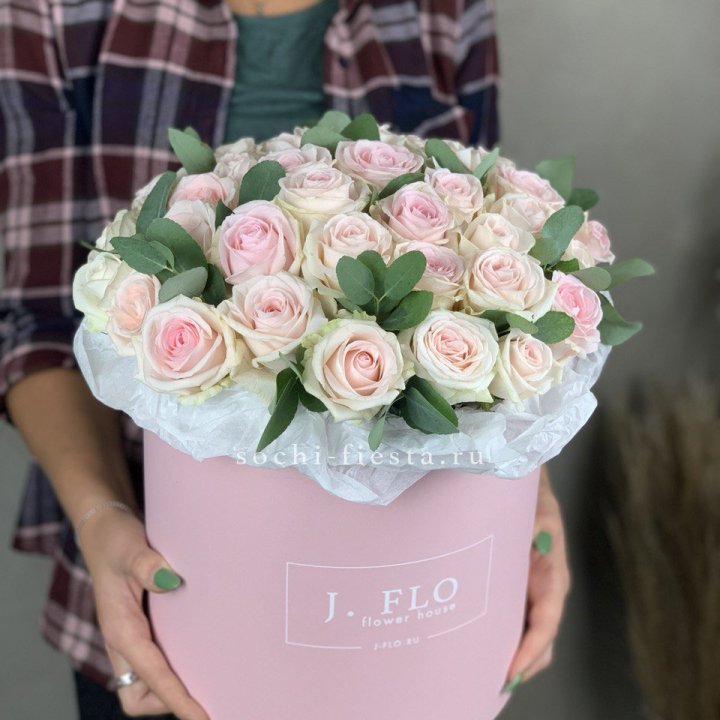 35 розовых роз в цилиндре в Новороссийске