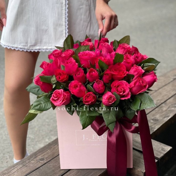 55 алых роз в кубе в Новороссийске