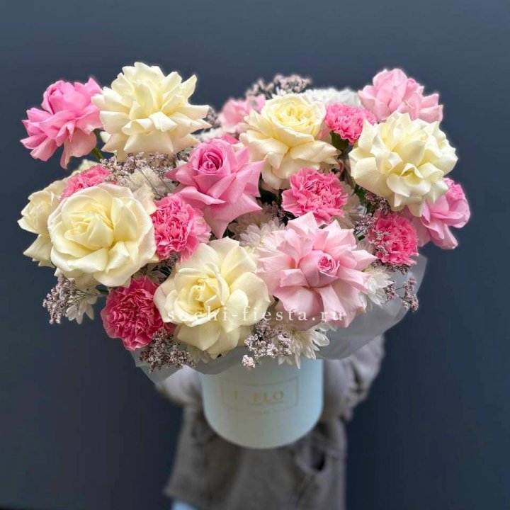 Коробка французских роз и диантусов "Бони" в Новороссийске