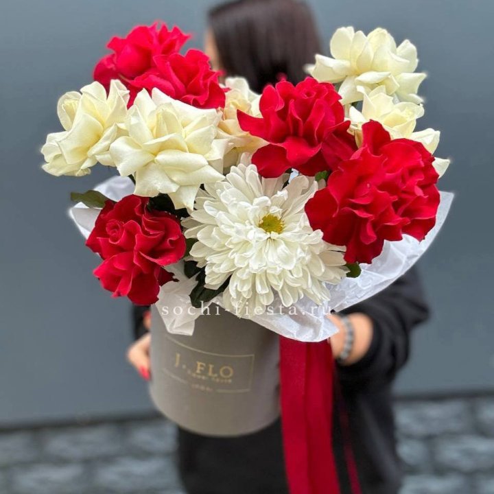 Французские розы с хризантемой в боксе в Новороссийске