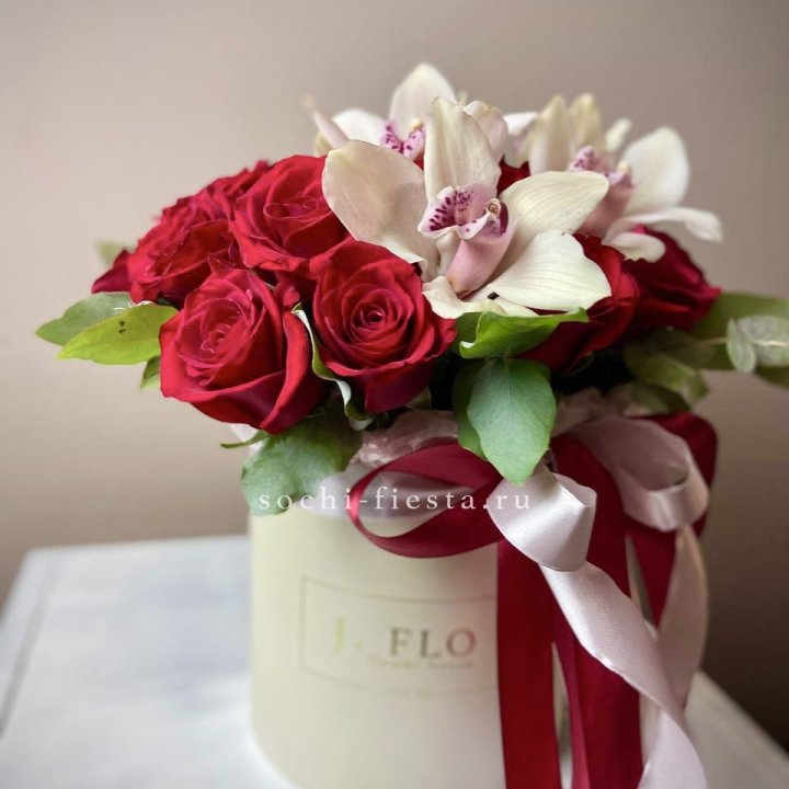 Розы и орхидеи в боксе в Новороссийске