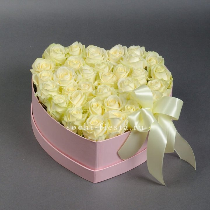 35 белых роз в коробке "Сердце" в Новороссийске