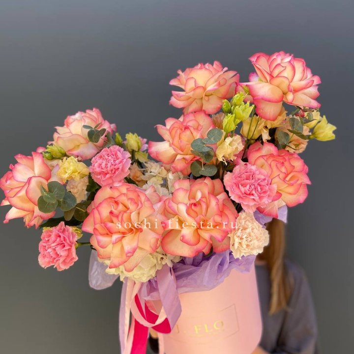 Бокс нежный с розами в Новороссийске