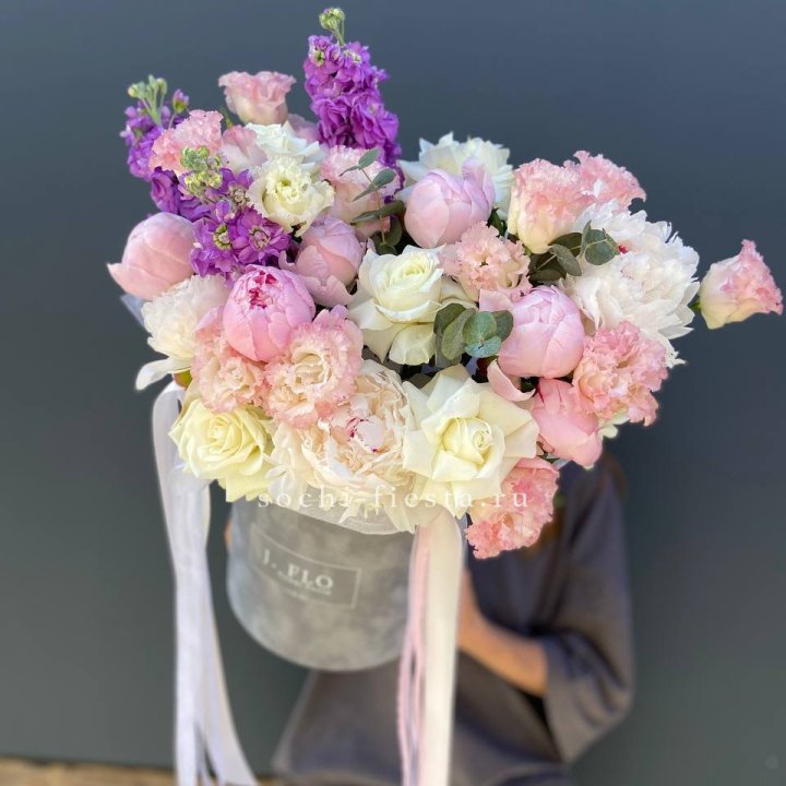 Дизайнерский цилиндр с пионами "Ривьера" в Новороссийске