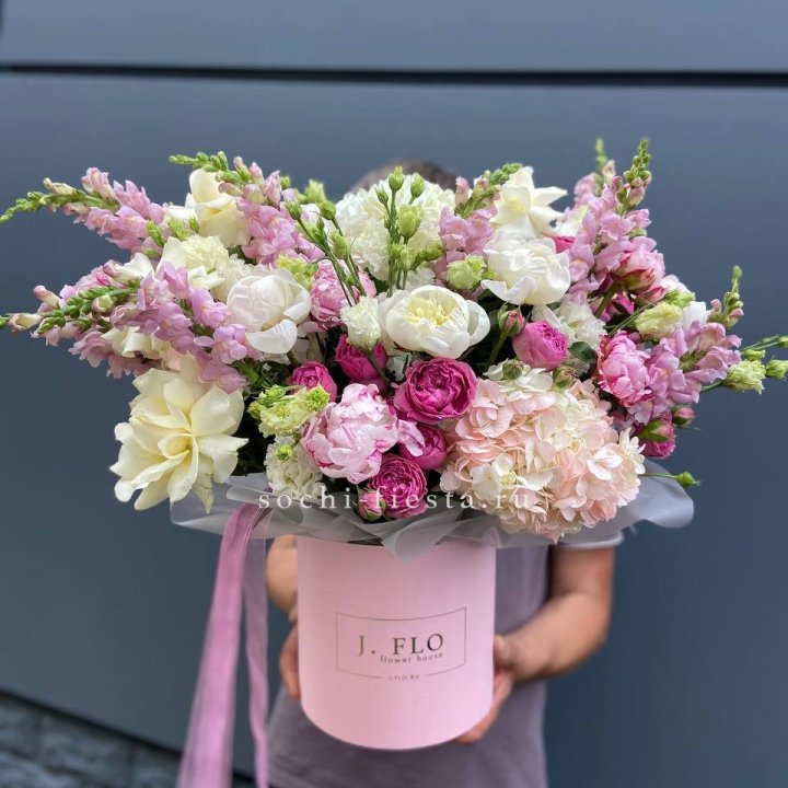 Дизайнерский цилиндр с пионами "Саманта" в Новороссийске