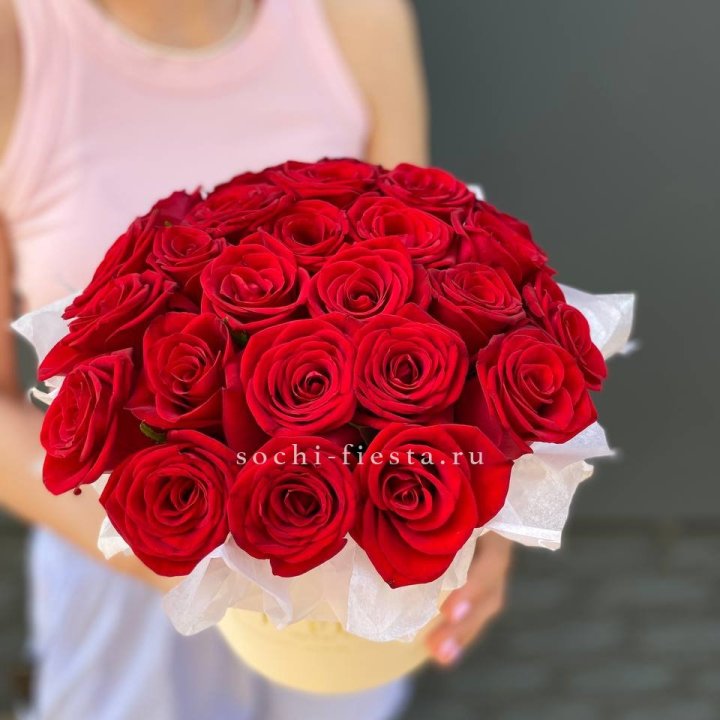 Красные розы в цилиндре в Новороссийске