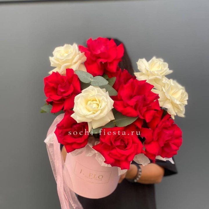 13 Французских роз в боксе в Новороссийске