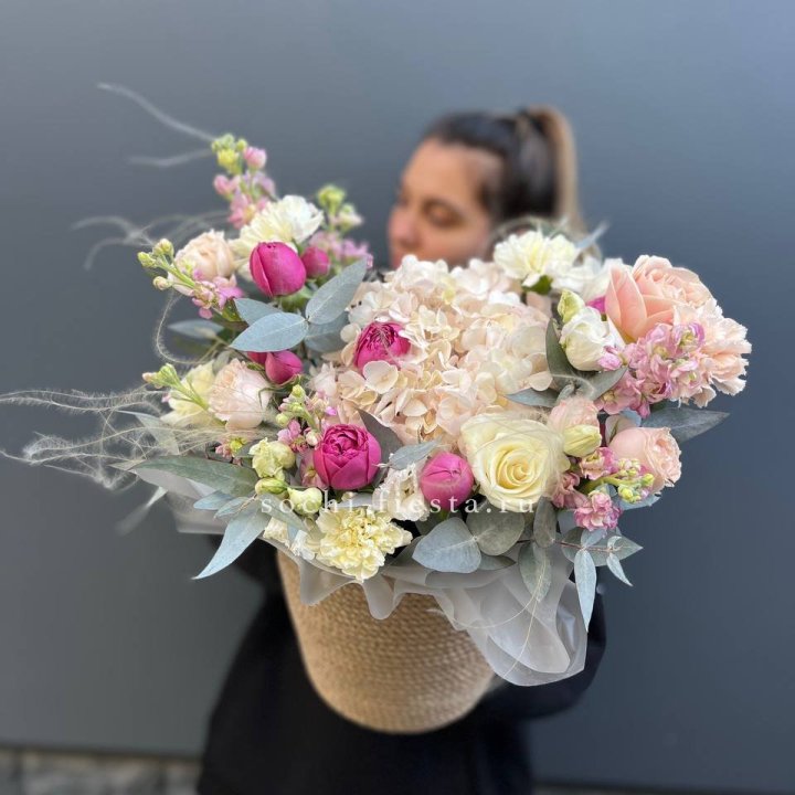 Цветочная композиция в джутовом боксе  в Новороссийске