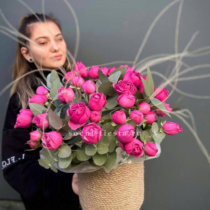 Пионовидные розы Мисти Бабблс в джутовом кашпо в Новороссийске