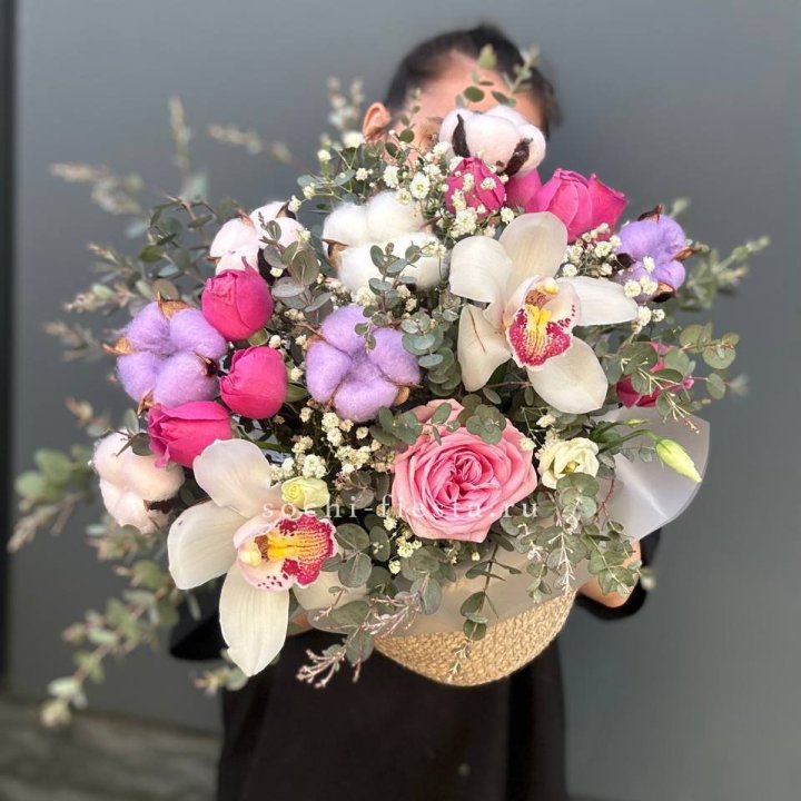 Орхидея и розы в джутовом кашпо в Новороссийске