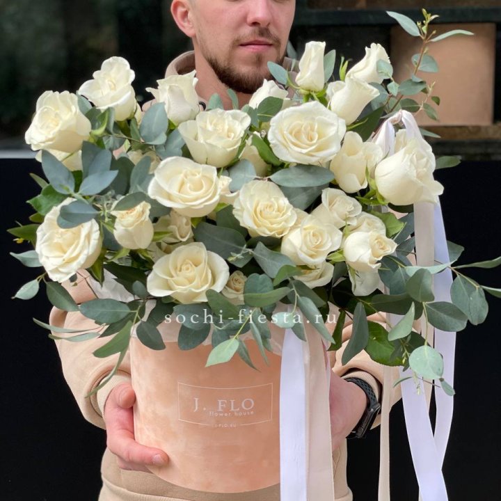 41 белая роз в бархатном боксе в Новороссийске