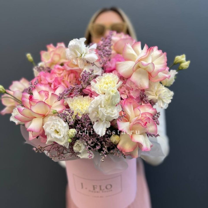 Цветочная композиция "Глория" в боксе в Новороссийске