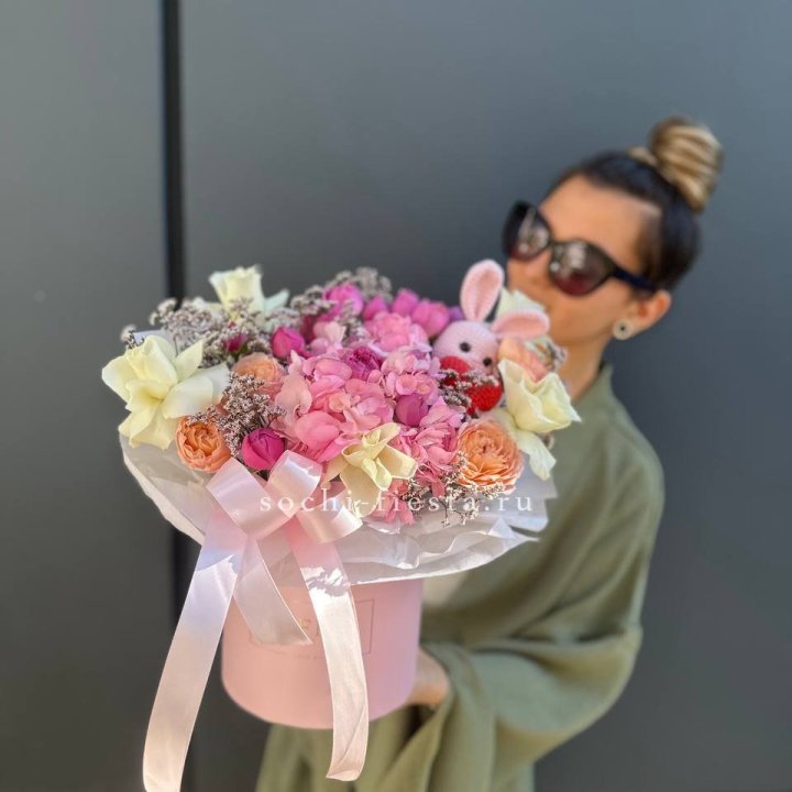 Дизайнерский цилиндр с игрушкой "Лола" в Новороссийске