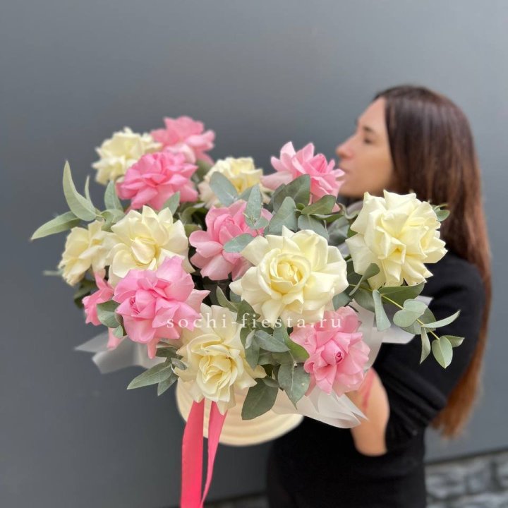 Зефирный бокс из 17 французских роз микс в Новороссийске