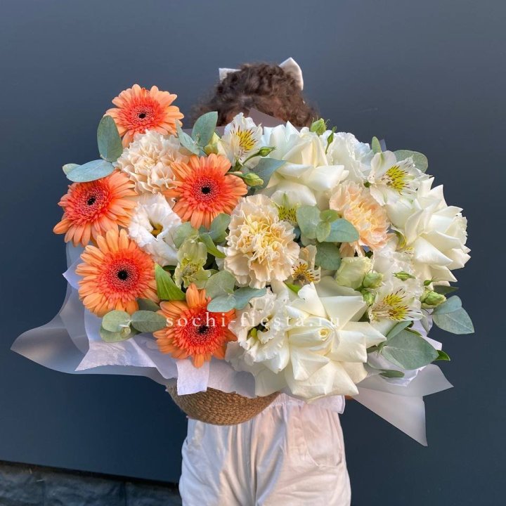 Розы и герберы в джутовом кашпо "Георгино" в Новороссийске