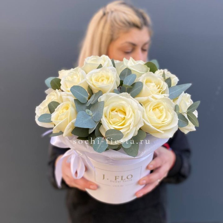15 белых роз в боксе в Новороссийске