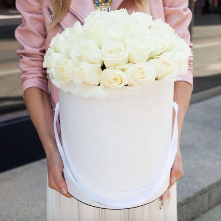 35 белых роз в цилиндре в Новороссийске