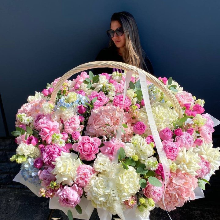 Цветочная корзина из пионов и пионовидных роз "Перфекте" в Новороссийске