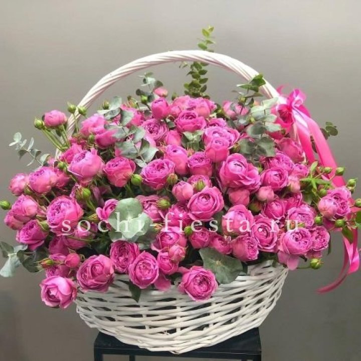 65 пионовидных кустовых роз в корзине в Новороссийске