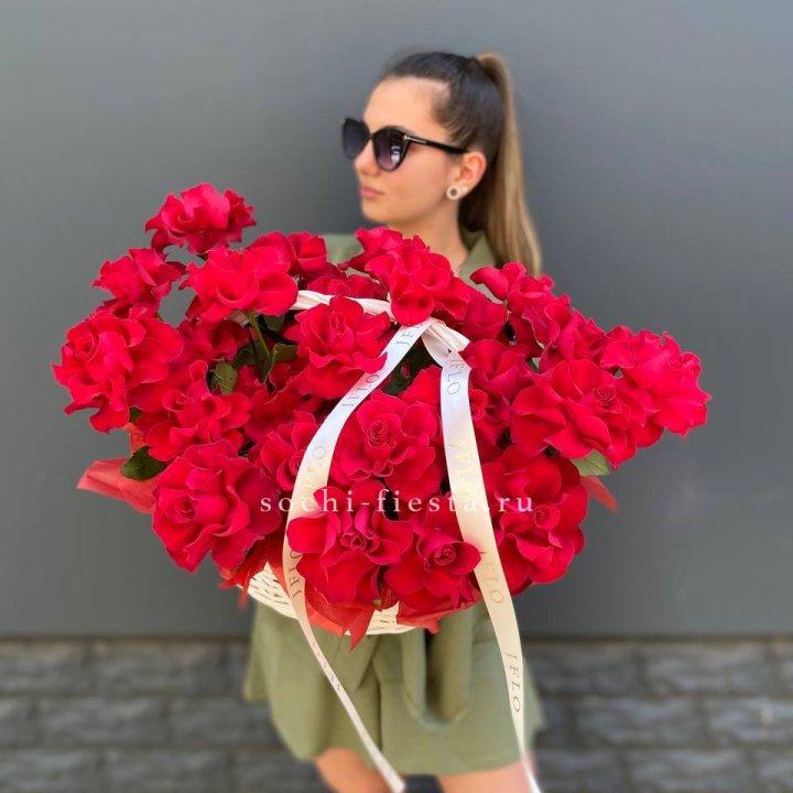Красные французские розы в корзине в Новороссийске