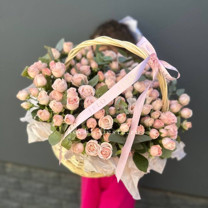 Корзина кустовых пионовидных роз в Новороссийске