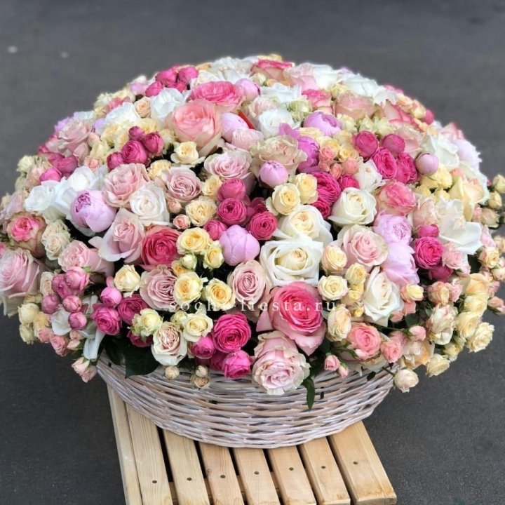 Цветочная корзина из пионов и пионовидных роз "Юниверсити" в Новороссийске