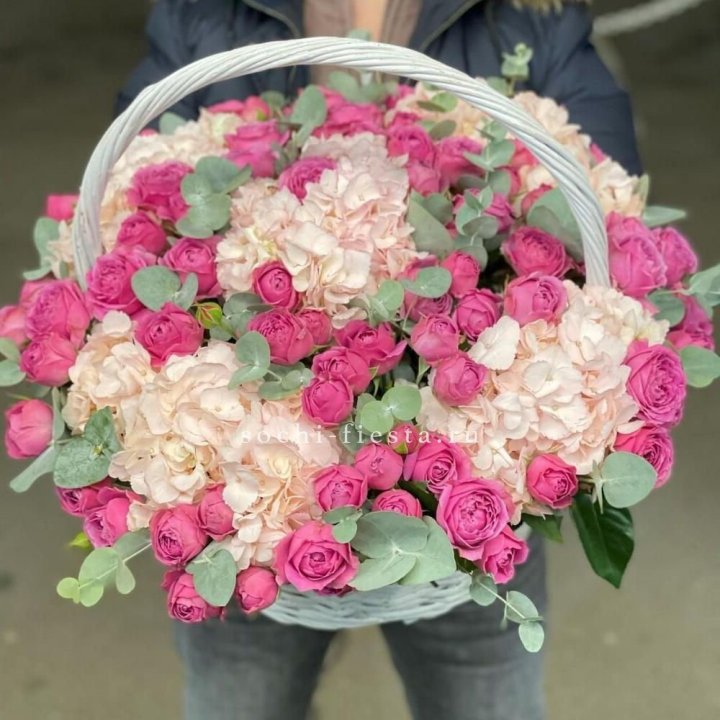 Корзина с гортензией и Мисти Баблс в Новороссийске