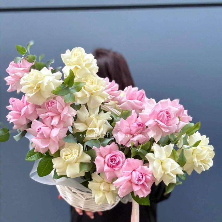 25 Французских роз в корзине в Новороссийске