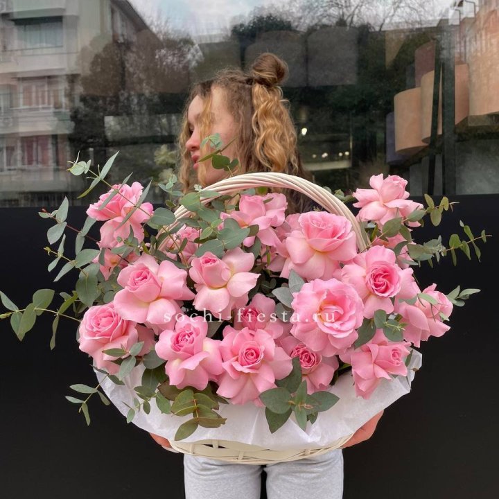25 роз в цветочной корзине  в Новороссийске