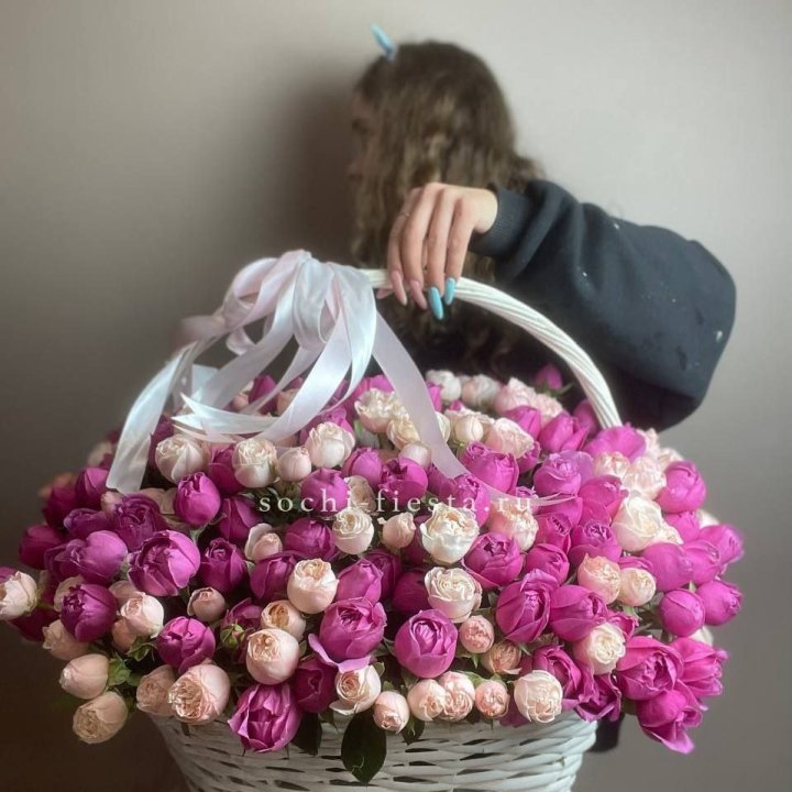 Премиум корзина пионовидных кустовых роз в Новороссийске