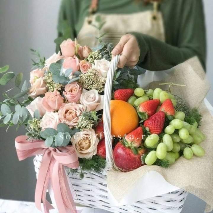 Фруктовая корзина c цветами в Новороссийске